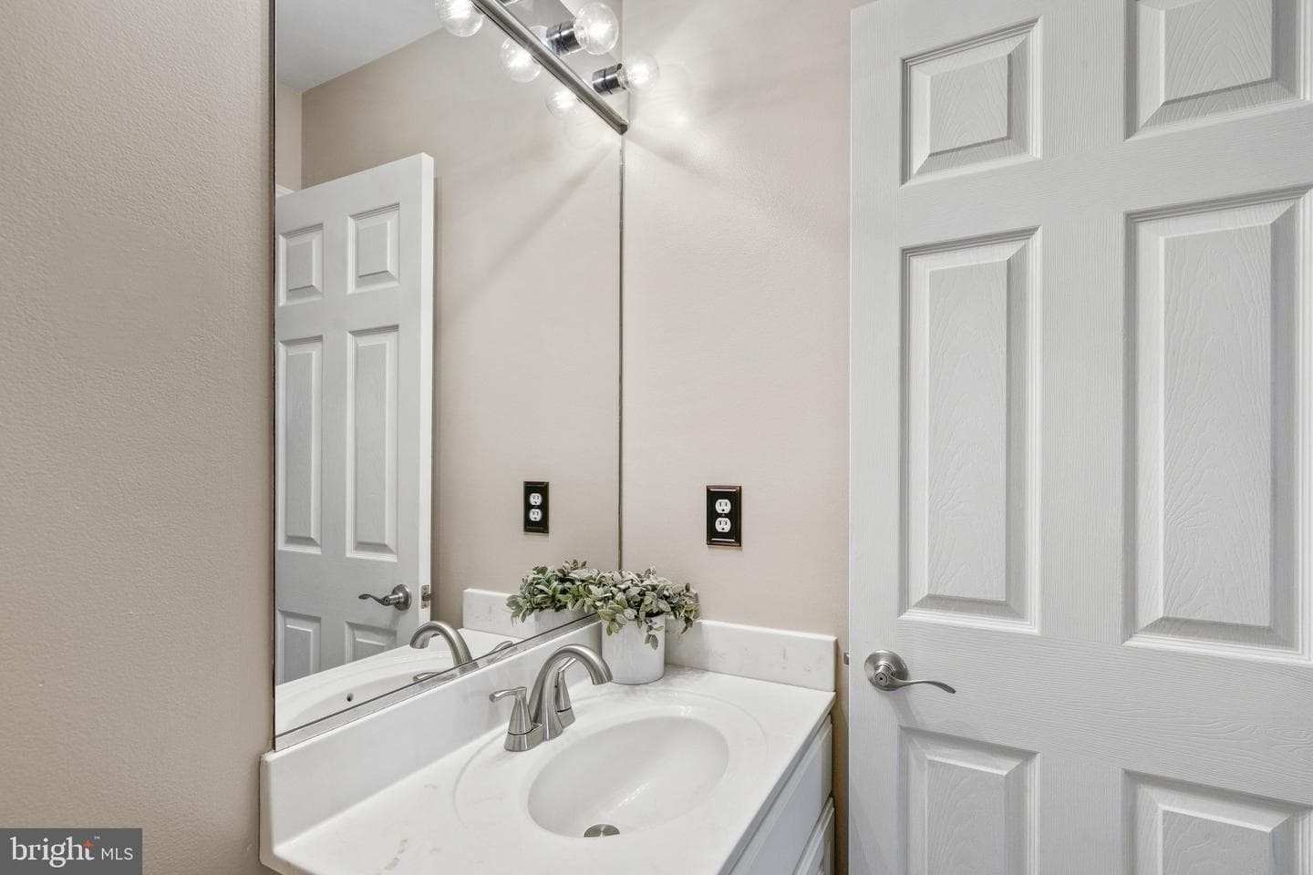 909 Zircon Court photo 14