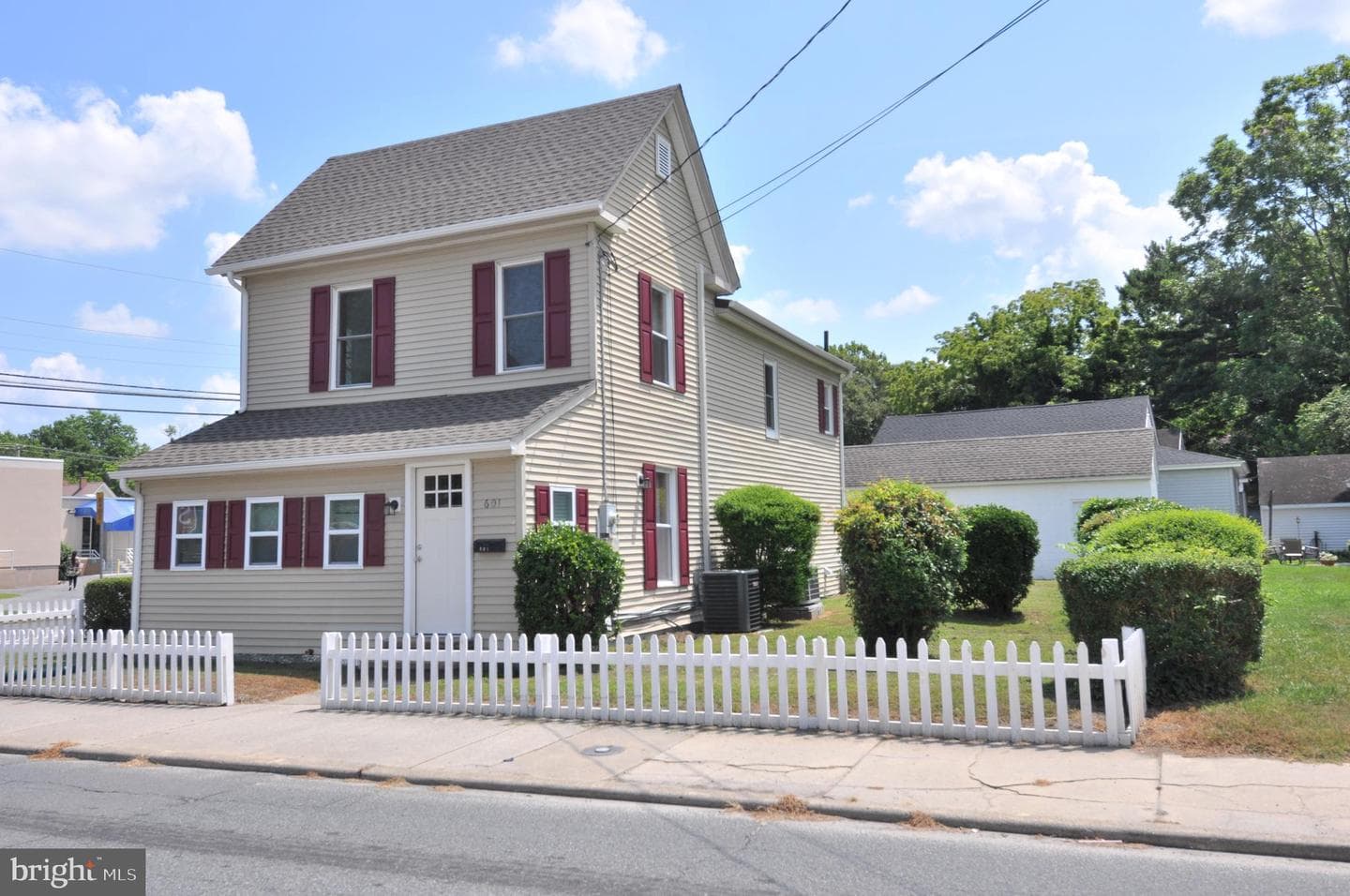 601 Fourth St photo 2