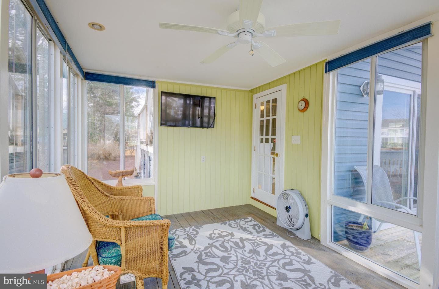 113 Teal Circle photo 58