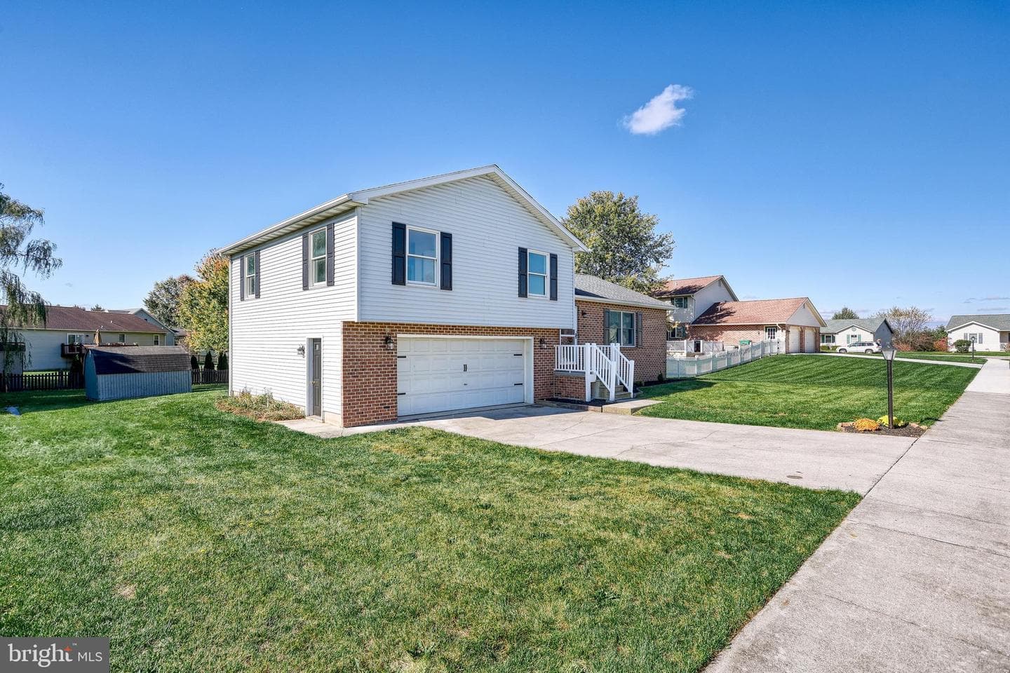 85 Thomas Drive photo 2