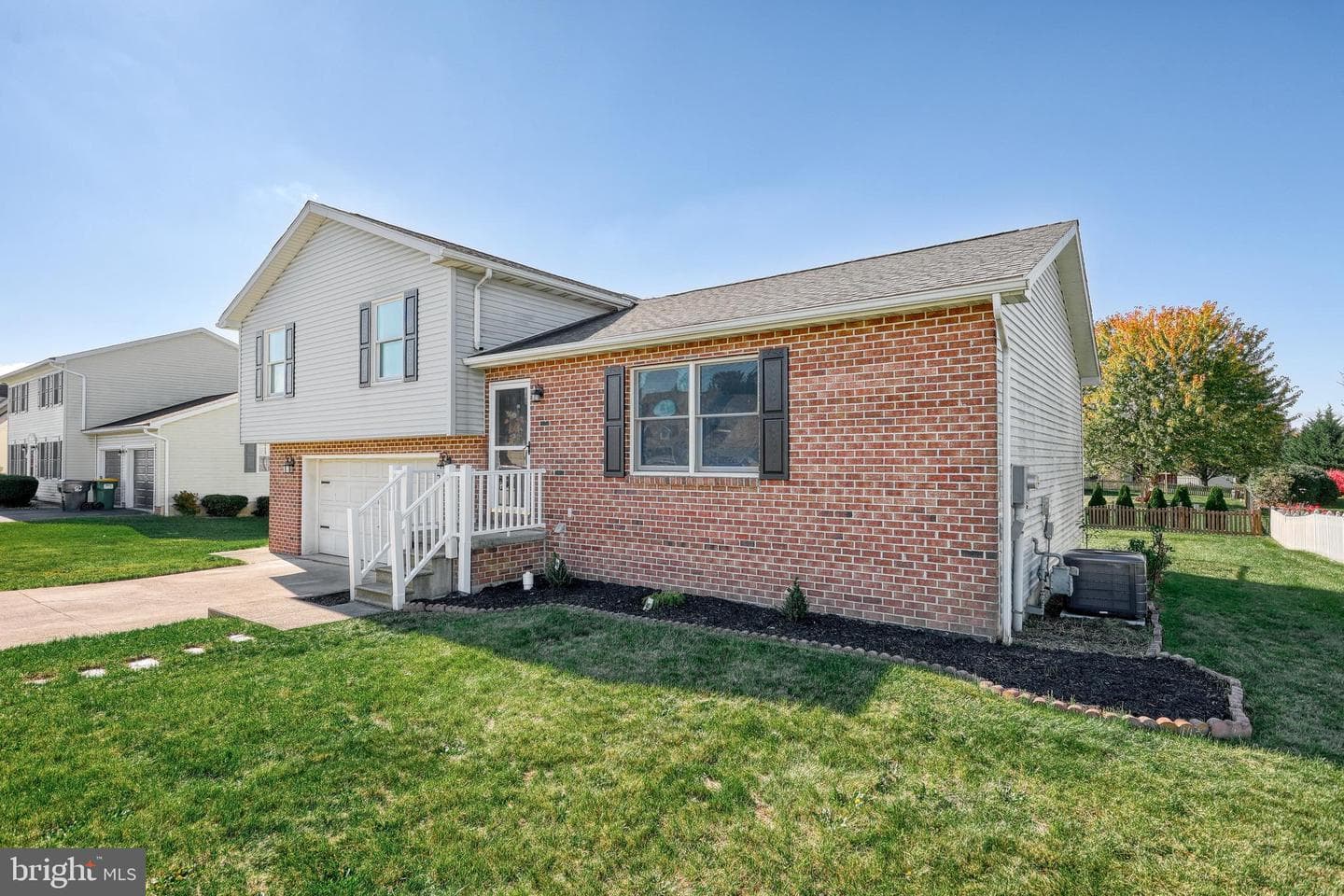 85 Thomas Drive photo 3