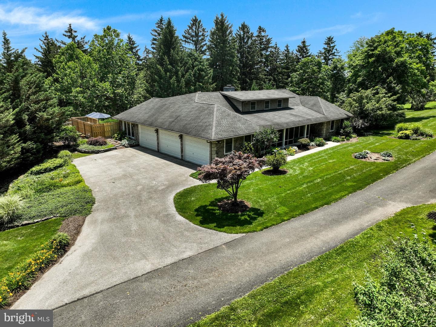 220 Longview Boulevard photo 2