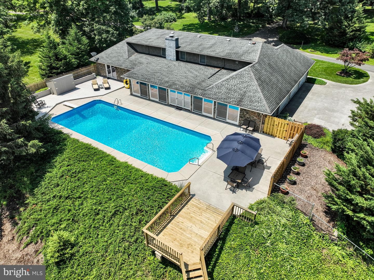 220 Longview Boulevard photo 4