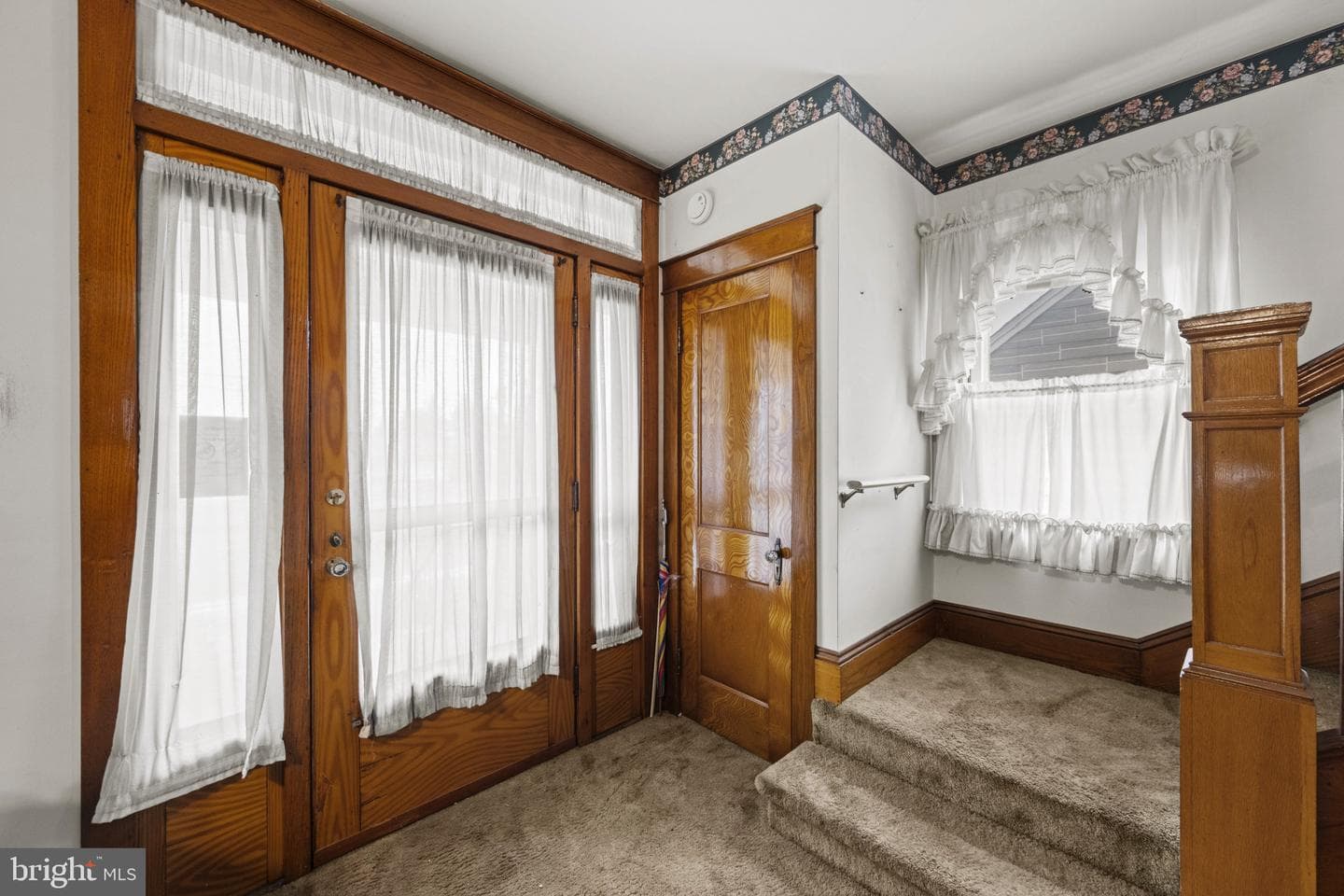 549 E King Street photo 2