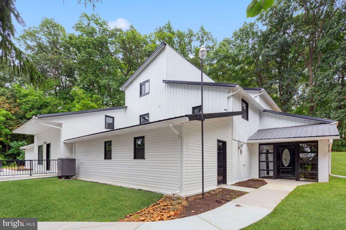 2325 York Road photo 4