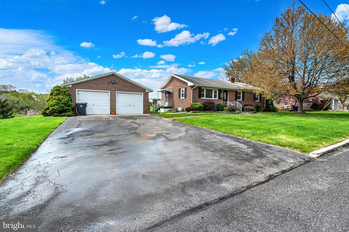 33 Ridge Avenue photo 2