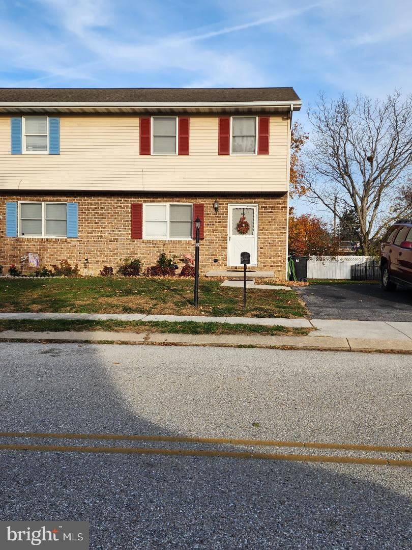 617 Cricket Ln photo 2