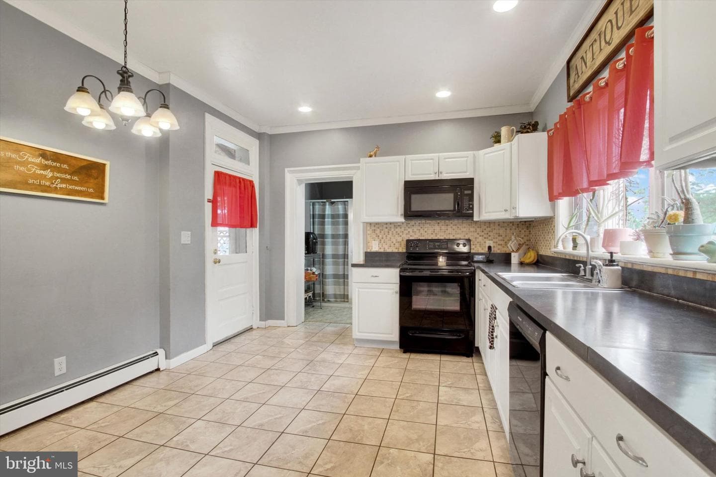 102 N Queen Street photo 29
