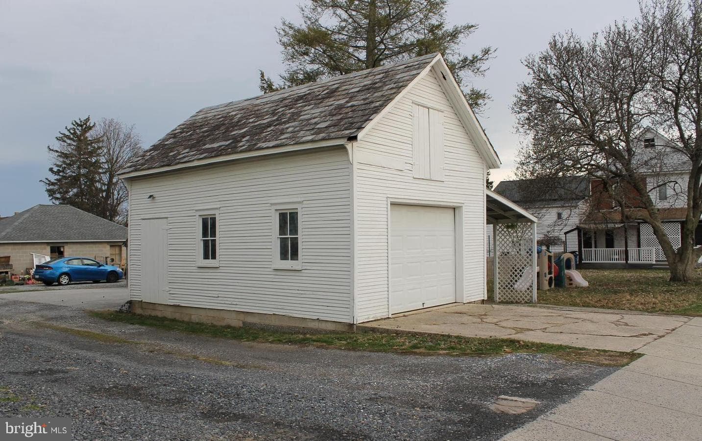 102 N Queen Street photo 3