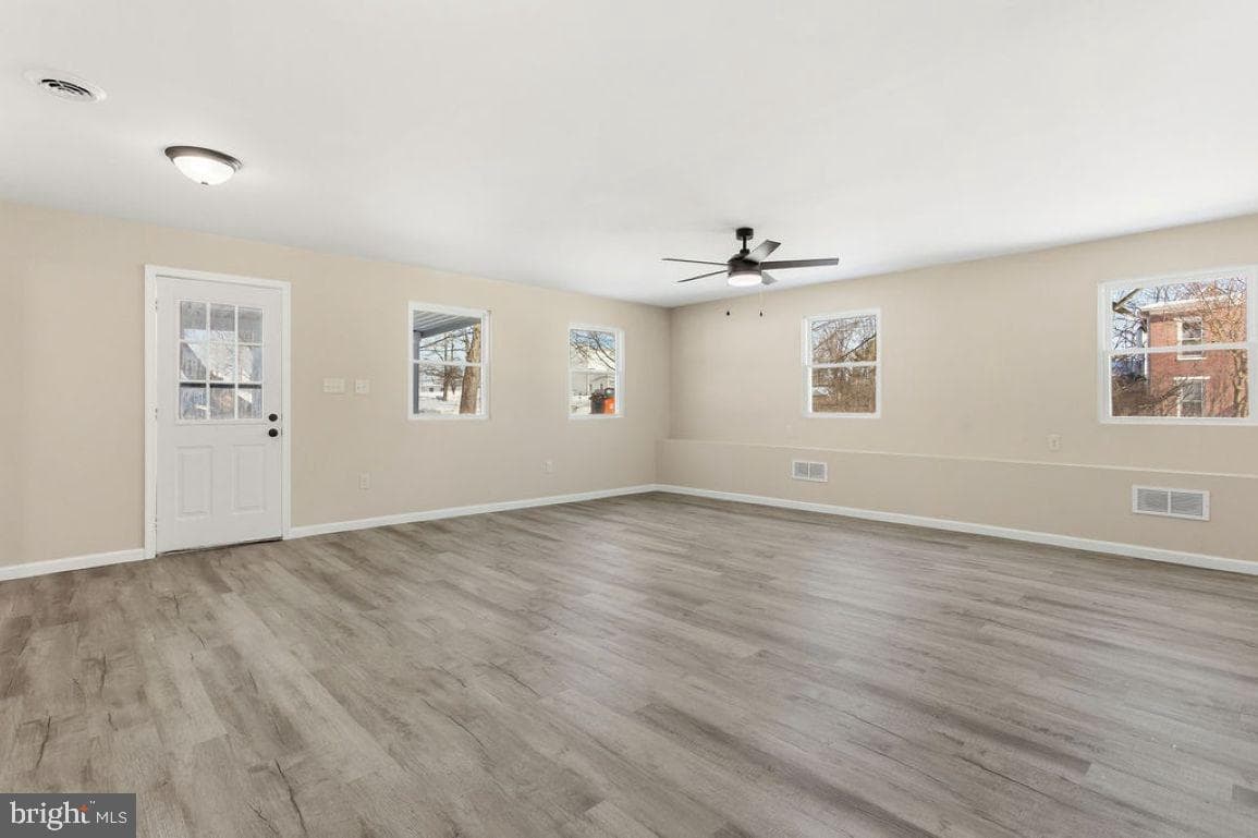 114 E York Street photo 9