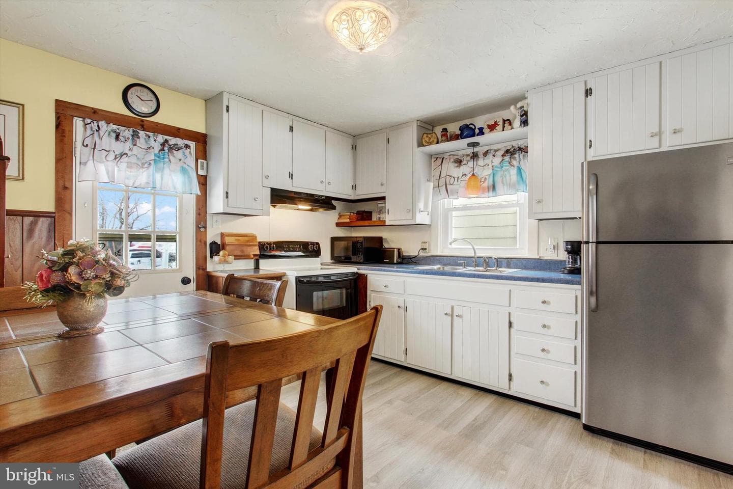371 Maple Avenue photo 15