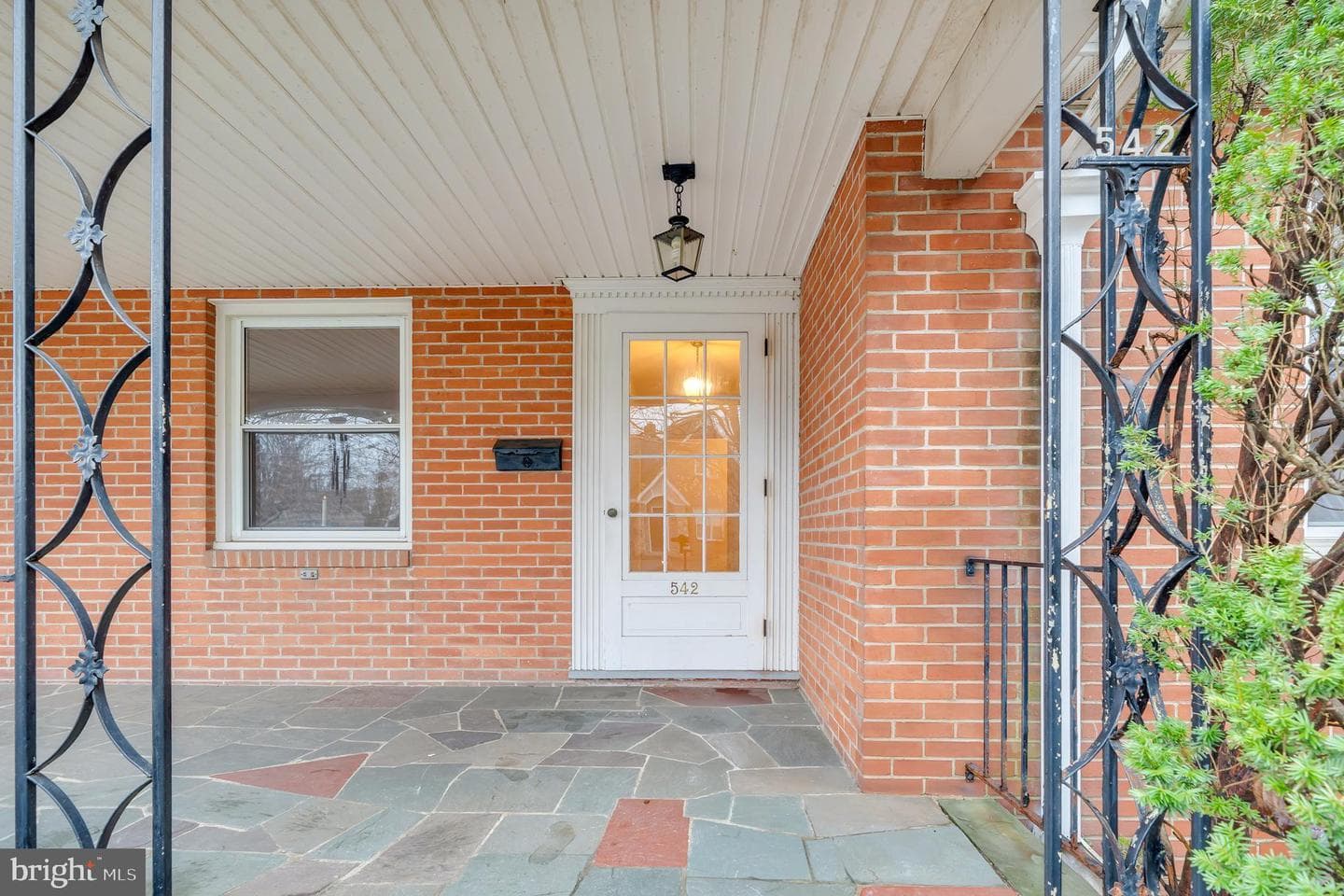 542 Hillcrest Place photo 2