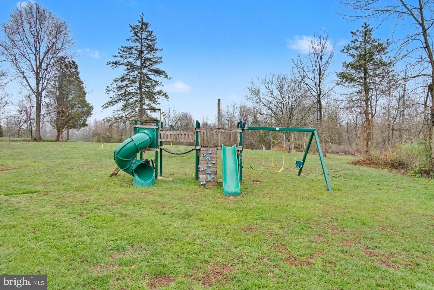 105 Saint Johns Road W photo 37
