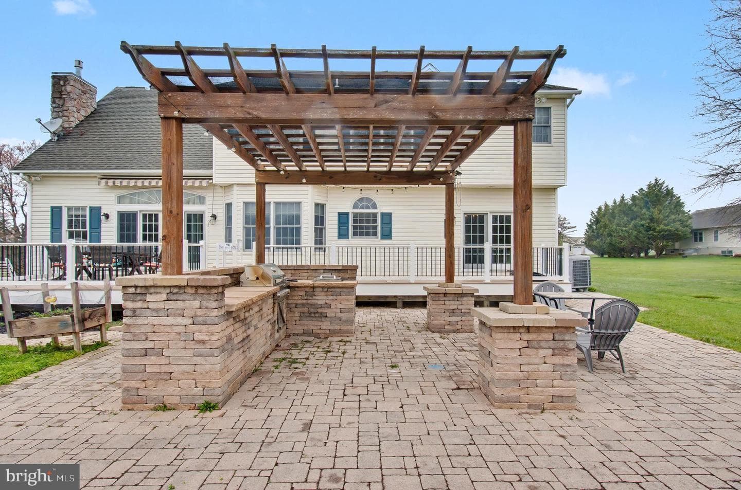 105 Saint Johns Road W photo 7