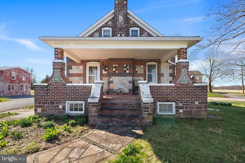 2085 Harney Road photo 2