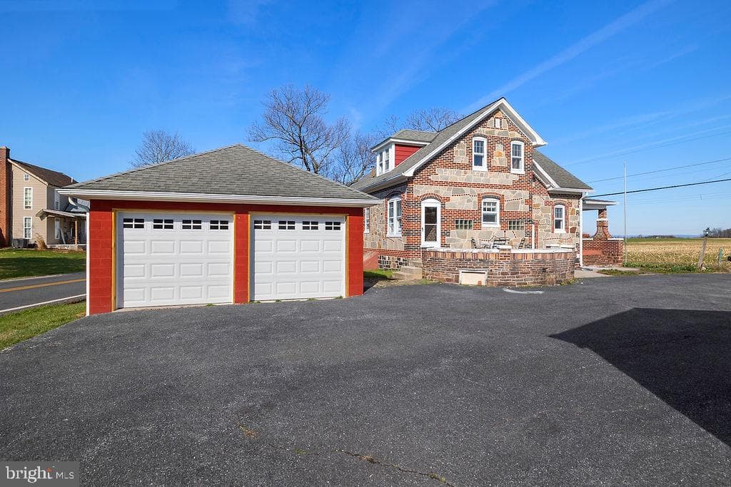 2085 Harney Road photo 3