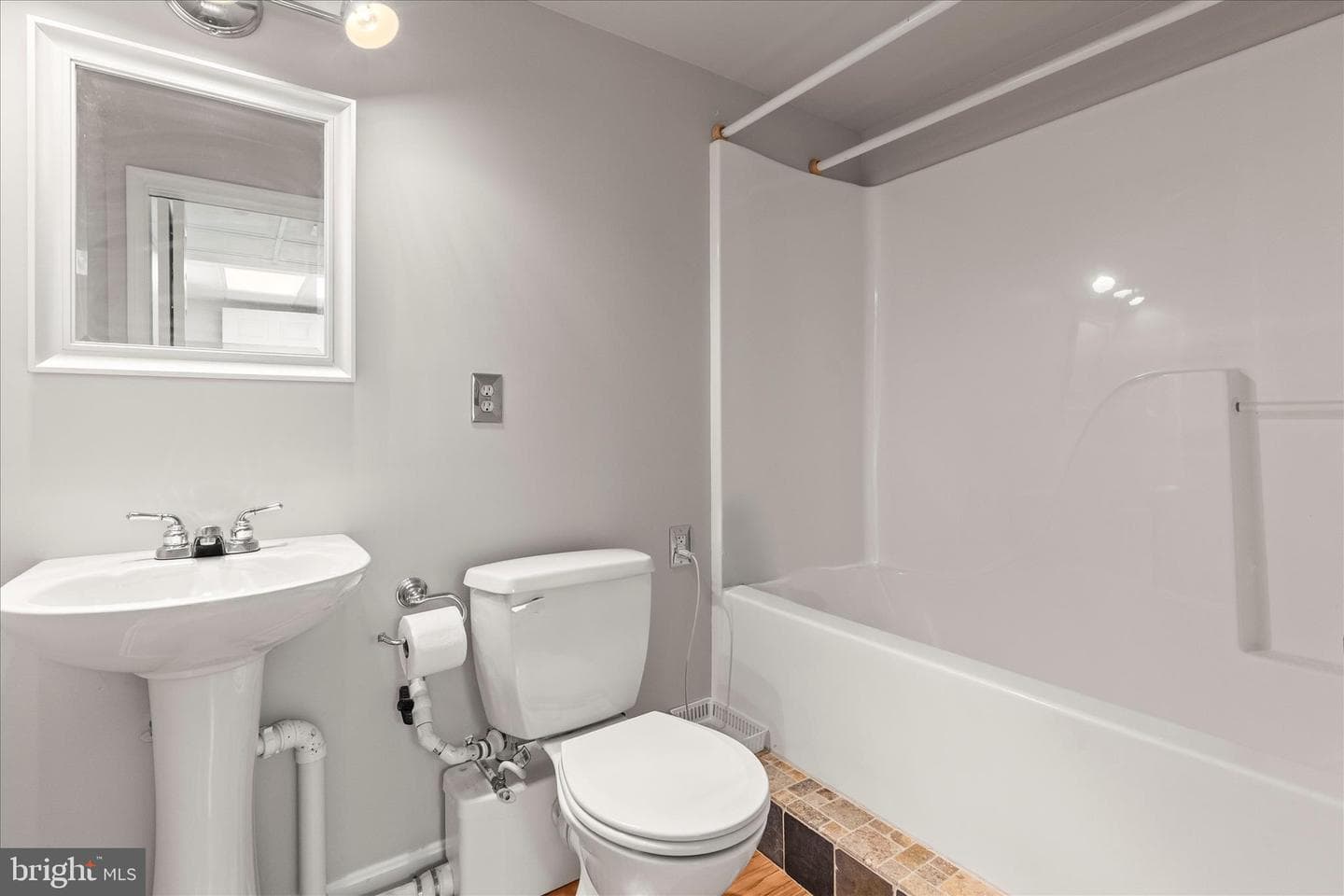 166 Woodview Road photo 52