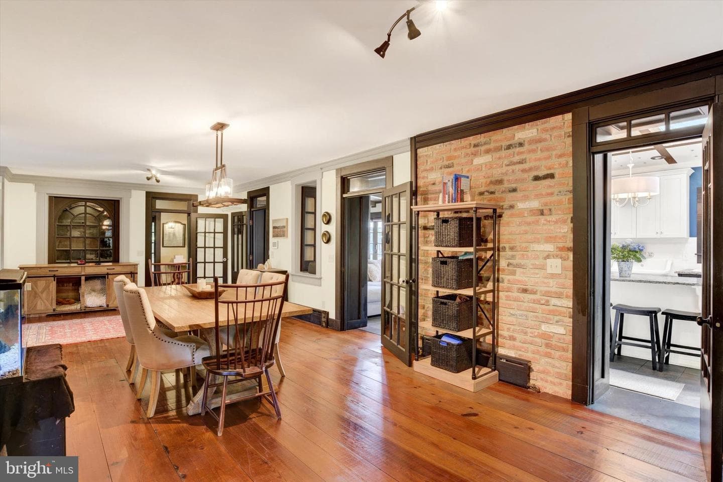 221 Lincoln Way W photo 8