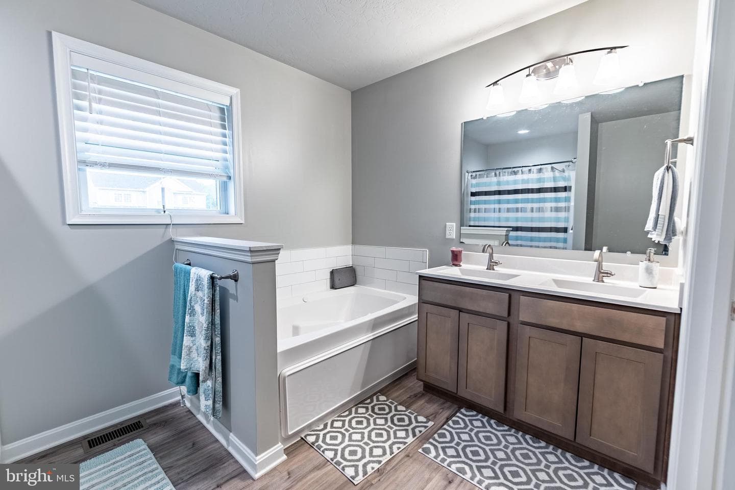 141 Oxford Boulevard photo 16