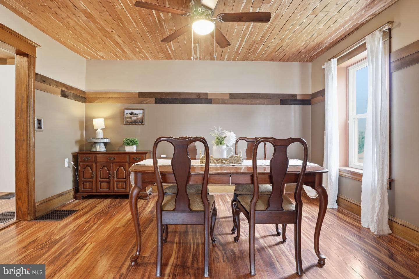 103 W King Street photo 8