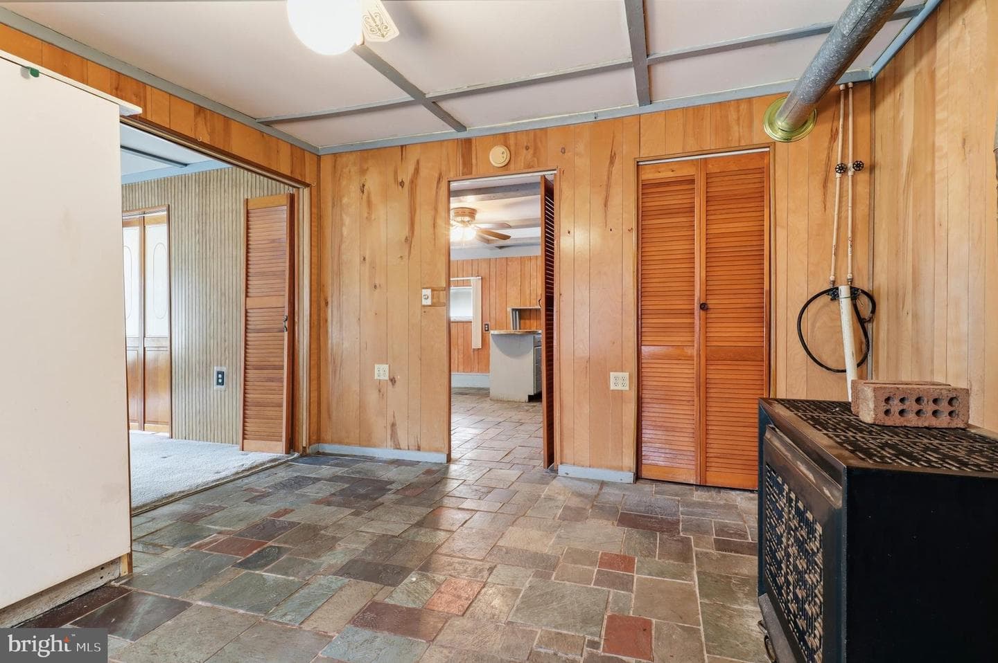 374 Maple Avenue photo 11