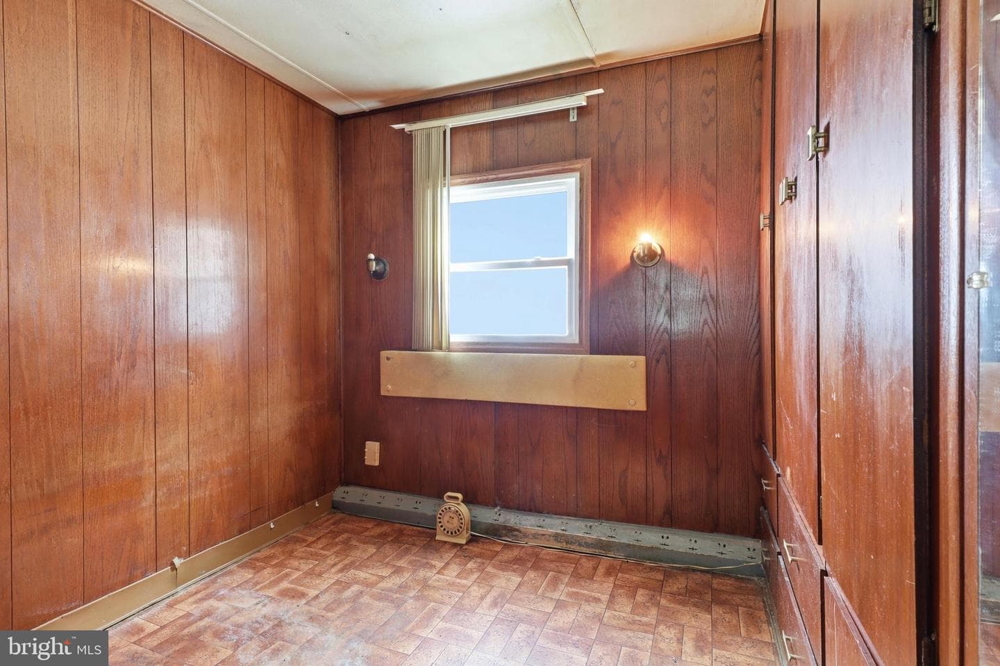 374 Maple Avenue photo 13
