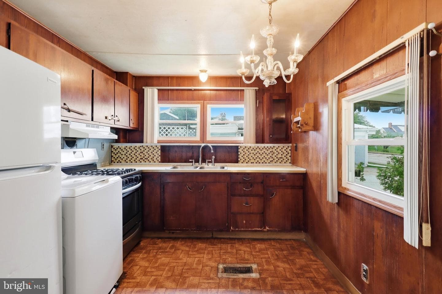 374 Maple Avenue photo 8