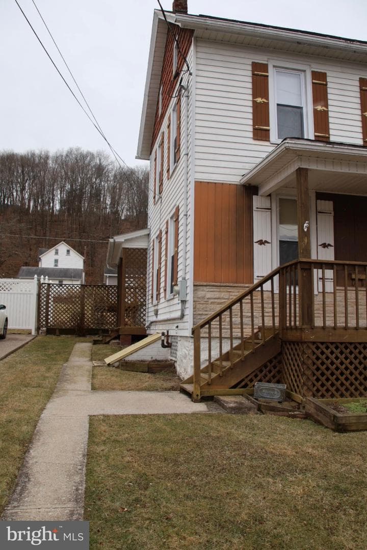 905 Mifflin St photo 2