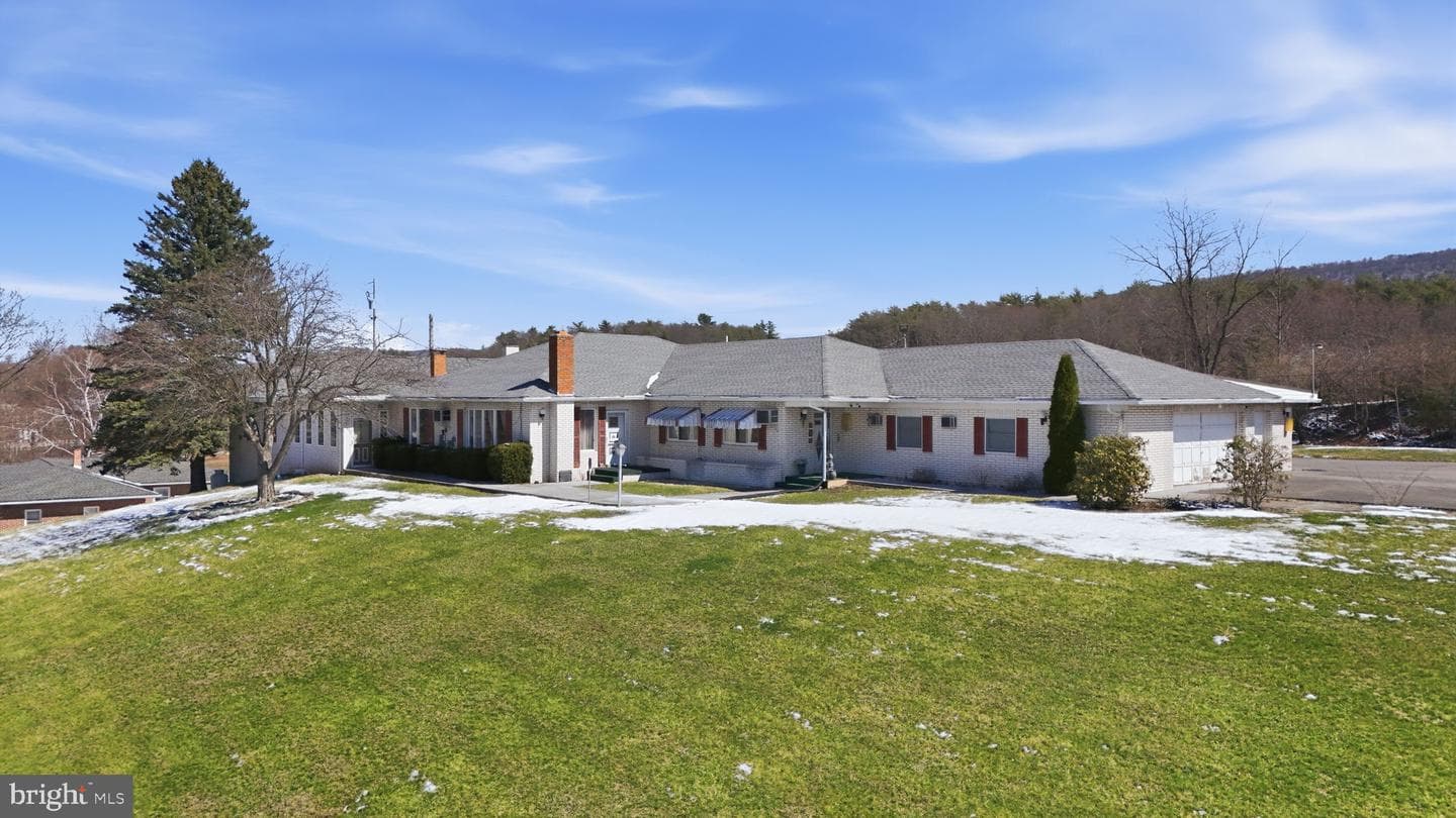 501 Breezewood Road S, Breezewood