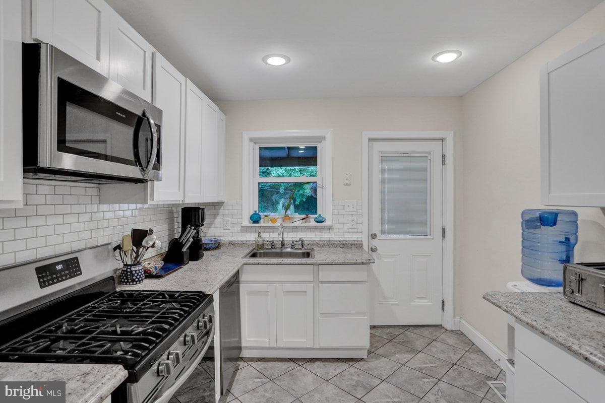 330 Carsonia Avenue photo 16