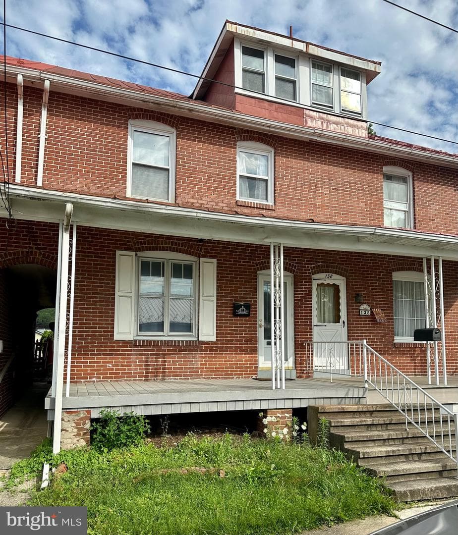 136 W Poplar Street photo 2
