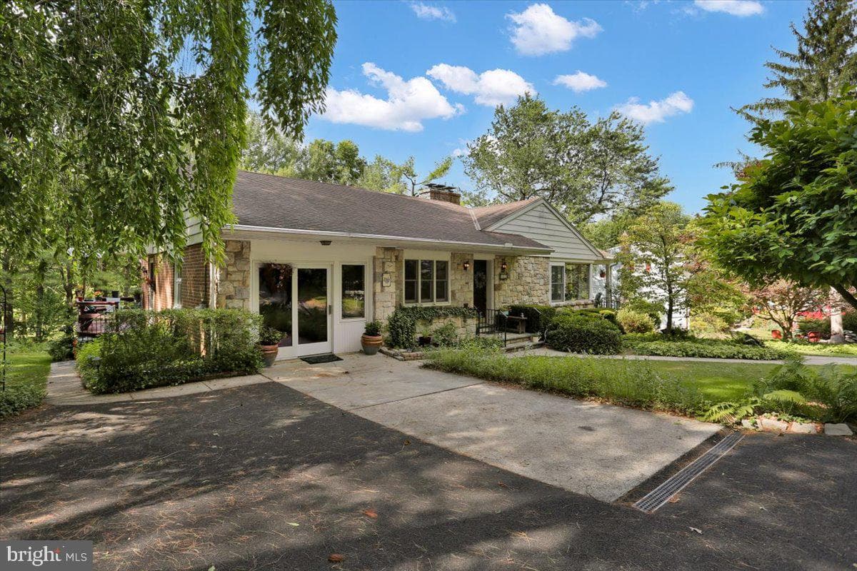 185 W Madison Street photo 2