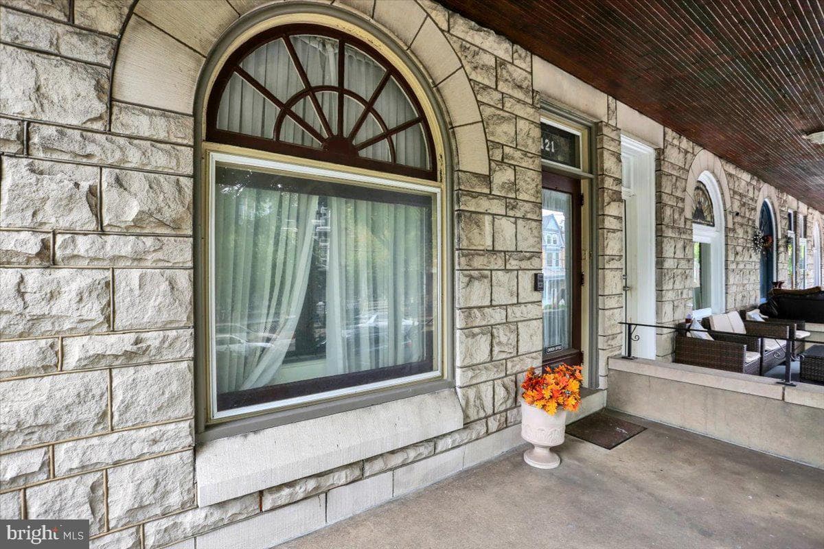 421 Windsor Street photo 2