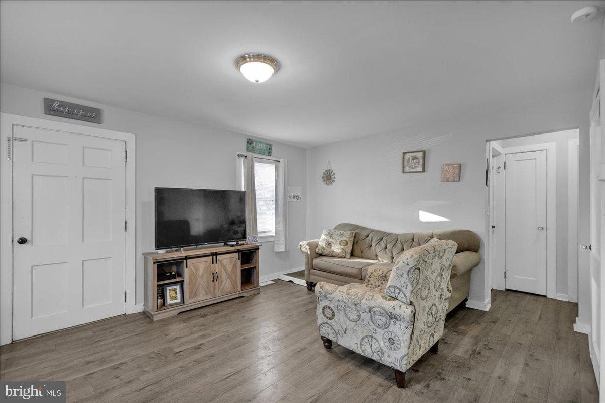 29 Girard Avenue photo 3