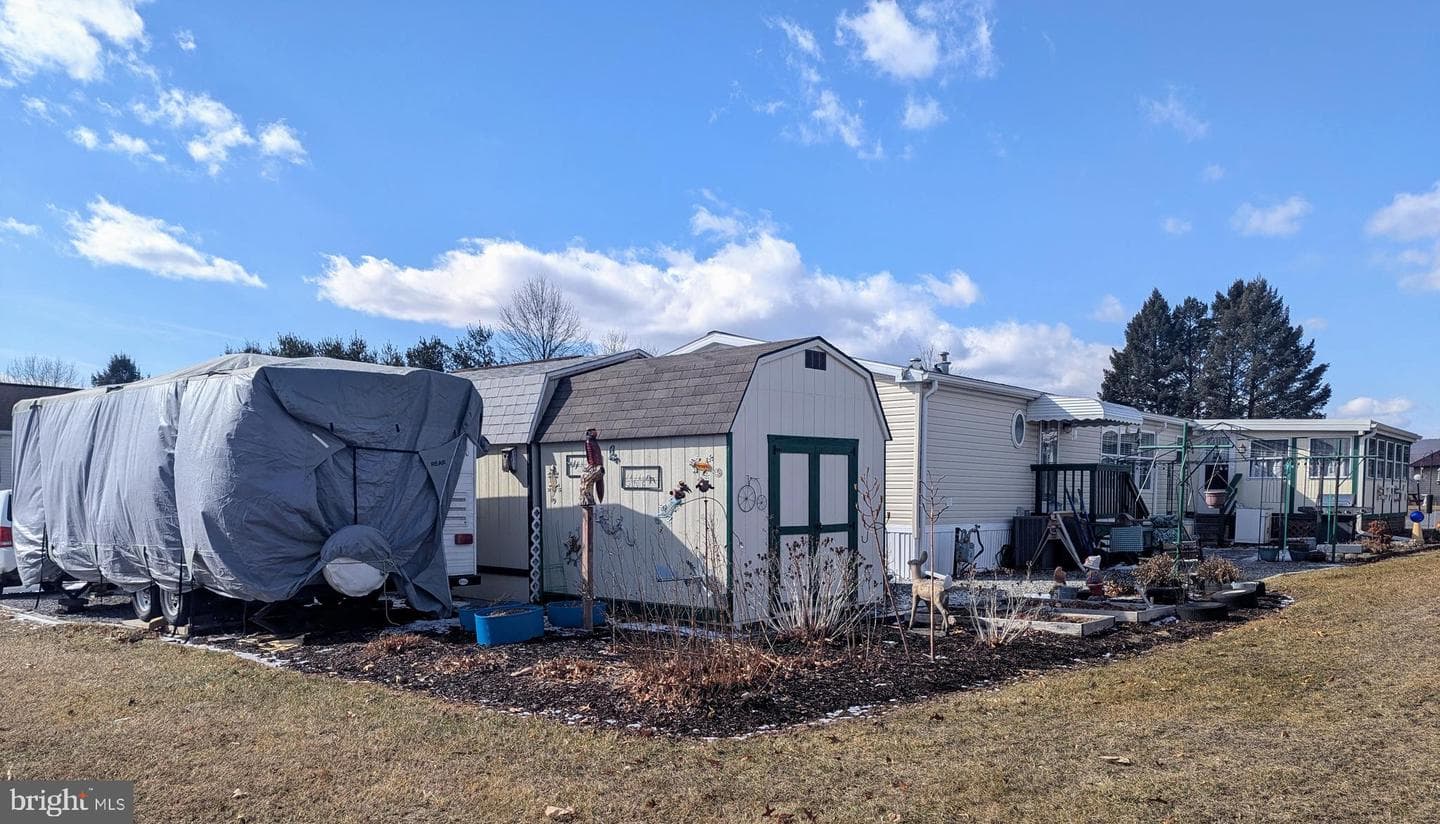 525 Elm Avenue photo 10