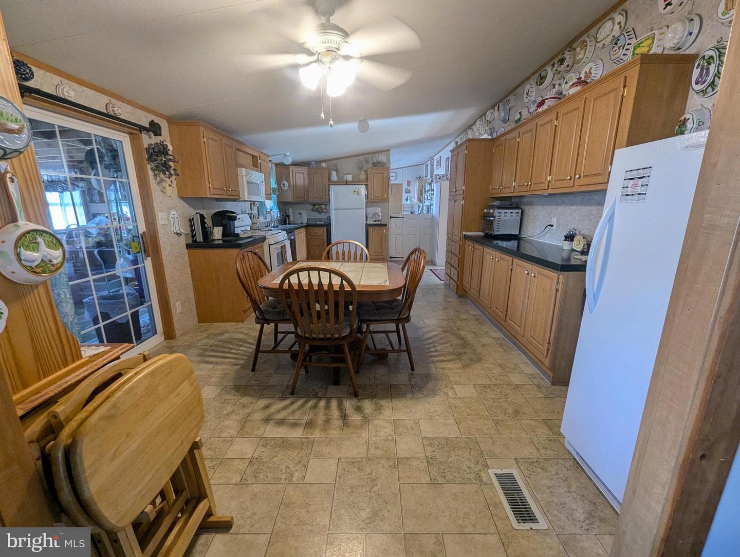 525 Elm Avenue photo 25