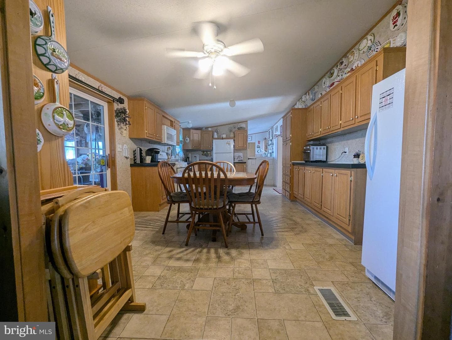 525 Elm Avenue photo 26