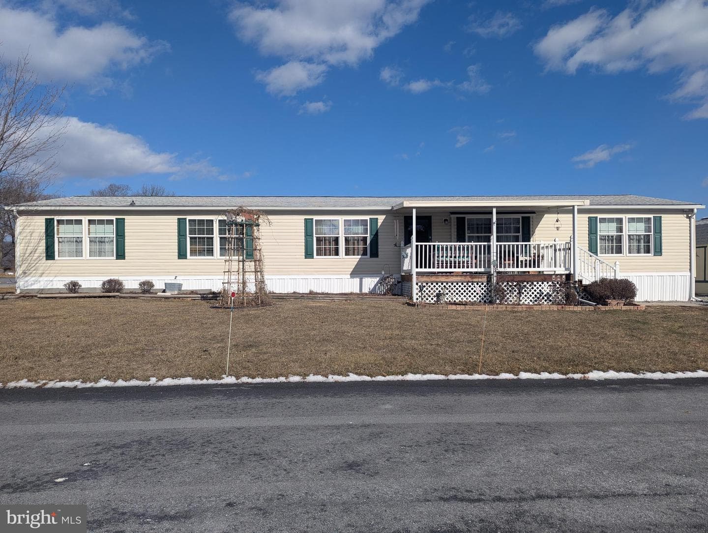 525 Elm Avenue photo 3