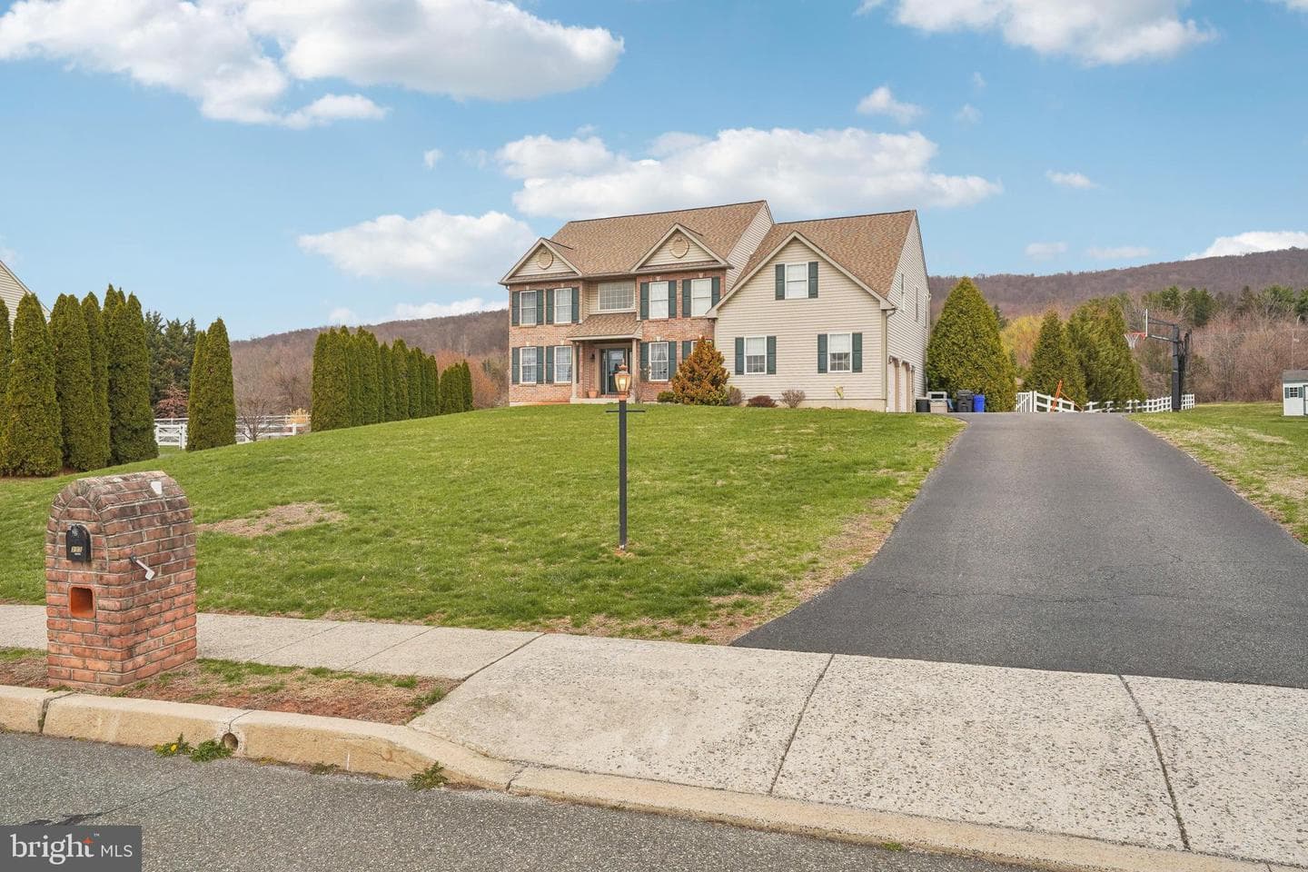 113 Martin Lane photo 3