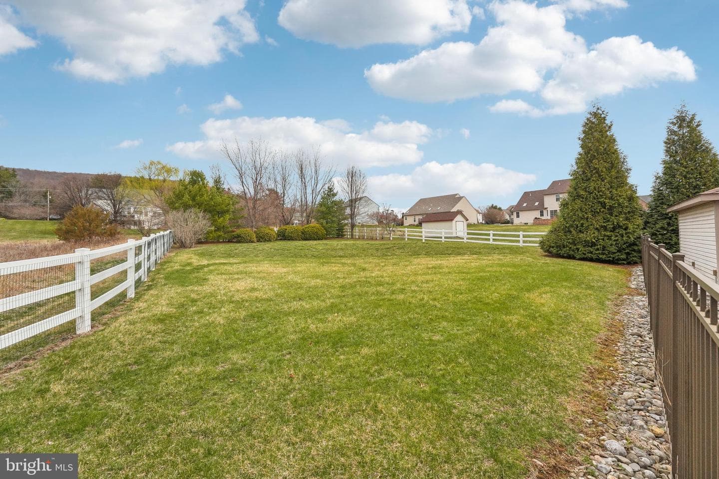 113 Martin Lane photo 55