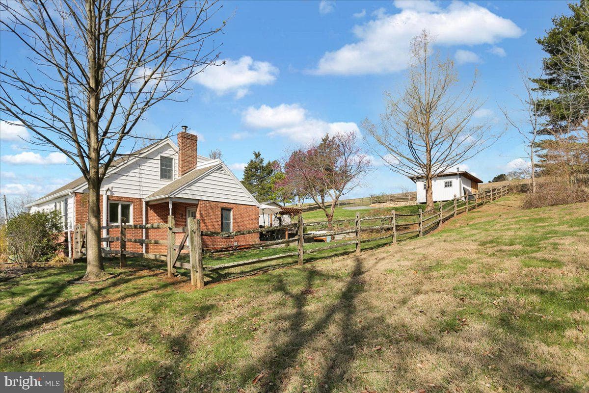 1032 W Leesport Road photo 2