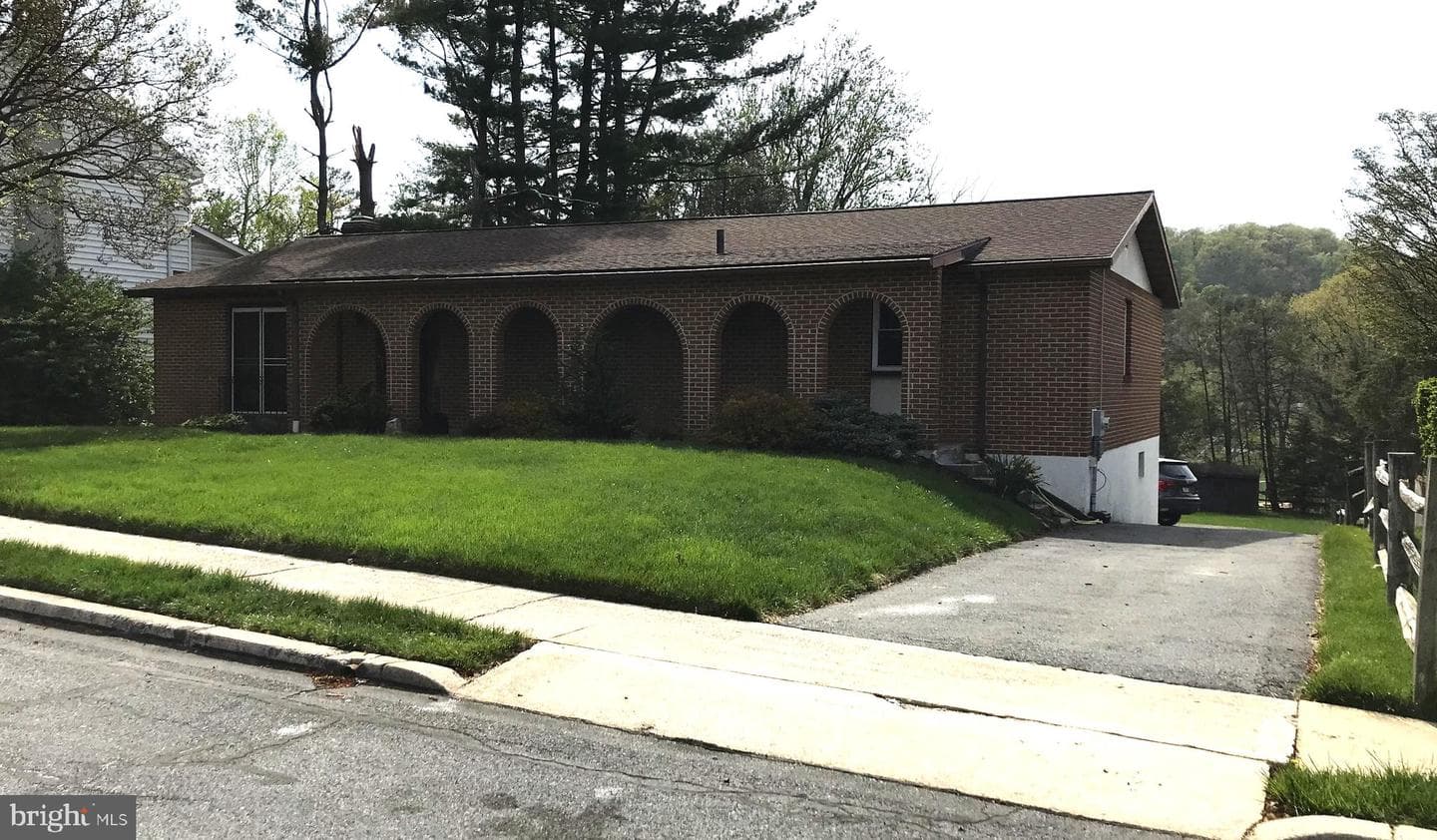 211 New Castle Drive photo 2