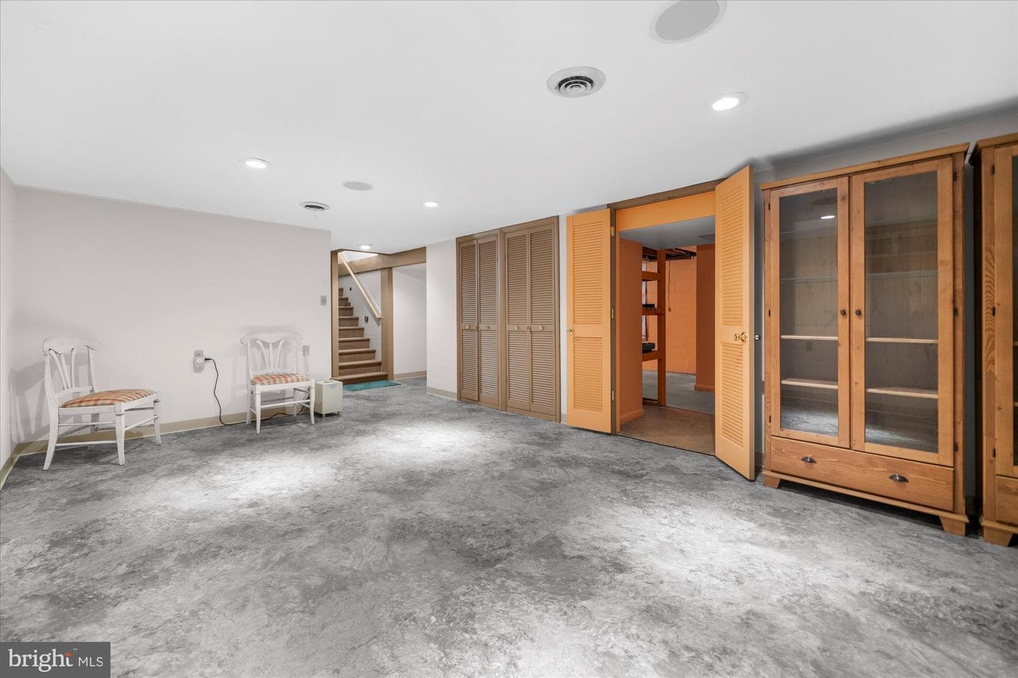 464 E Walnut Street photo 22