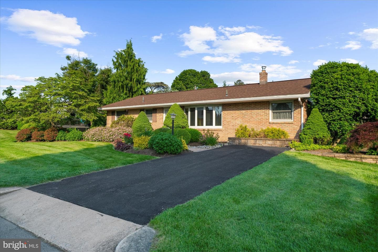 464 E Walnut Street photo 4