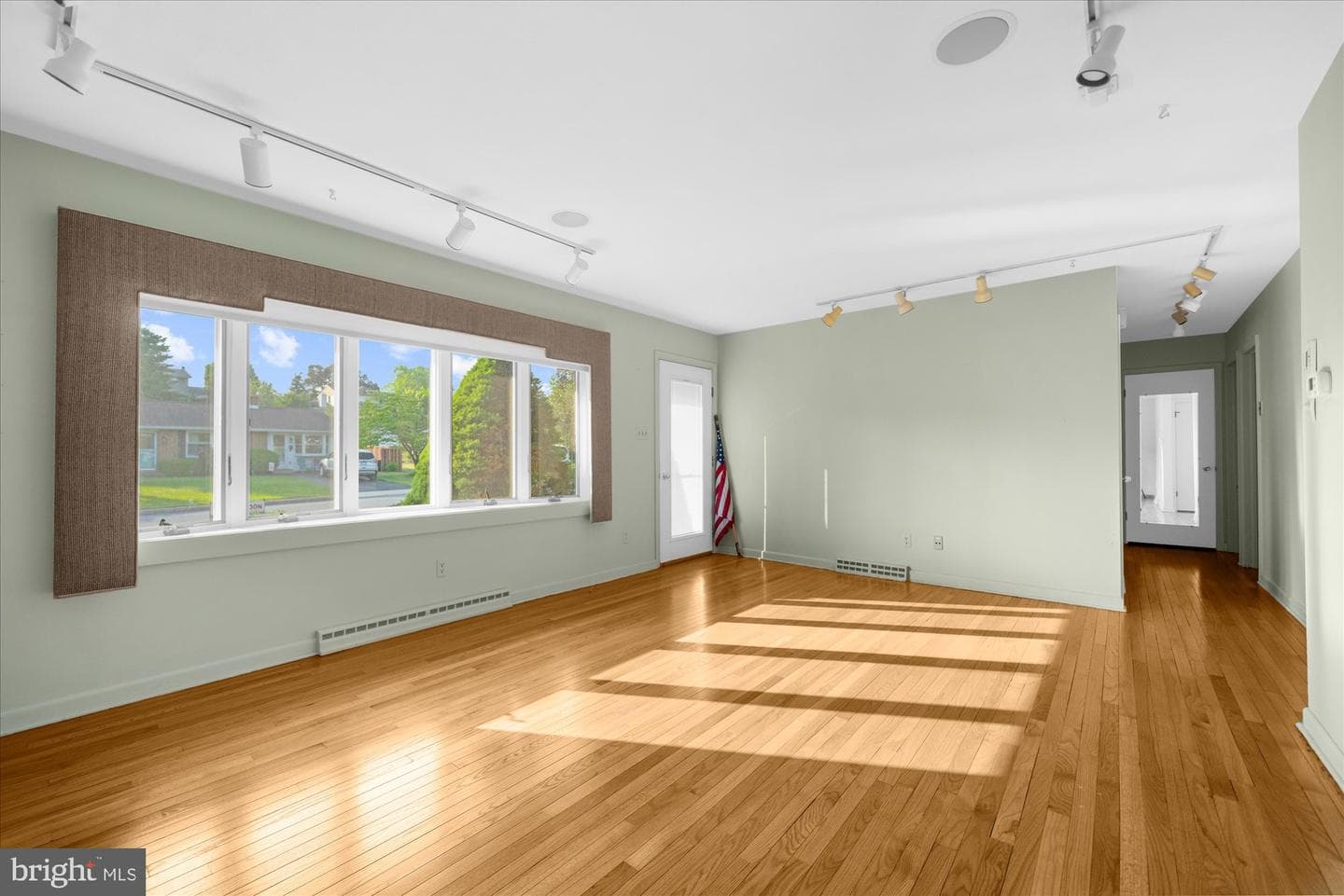 464 E Walnut Street photo 5