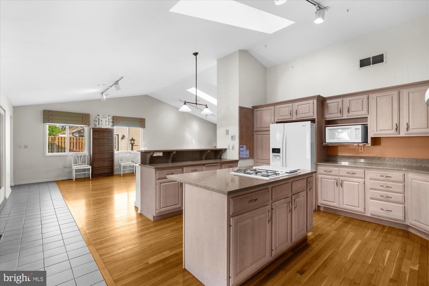 464 E Walnut Street photo 6