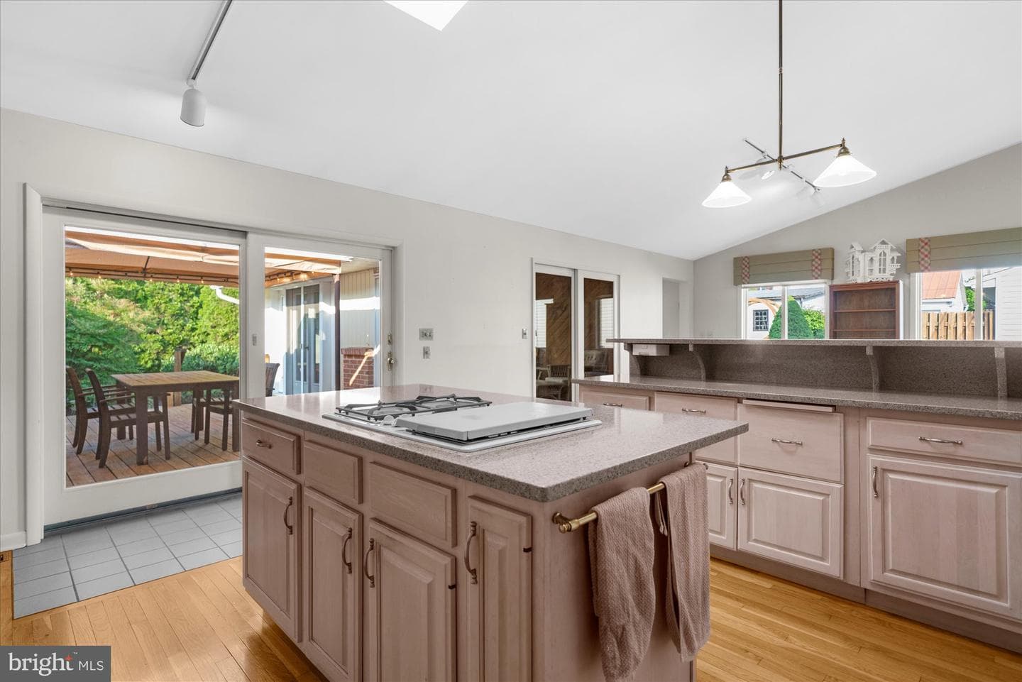 464 E Walnut Street photo 7