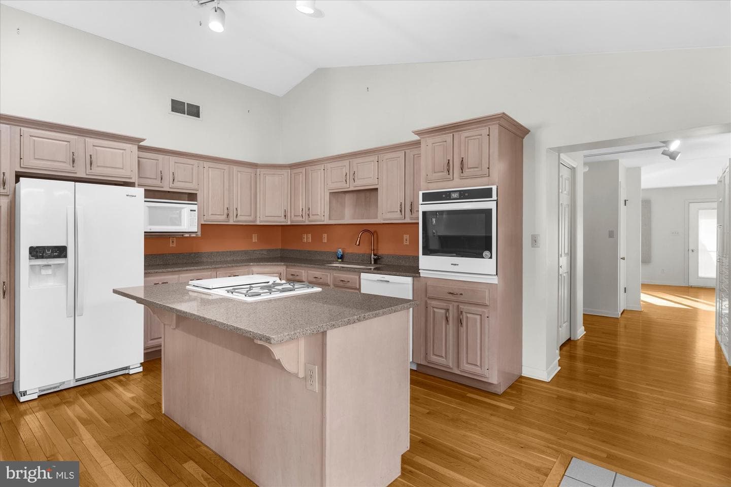 464 E Walnut Street photo 8