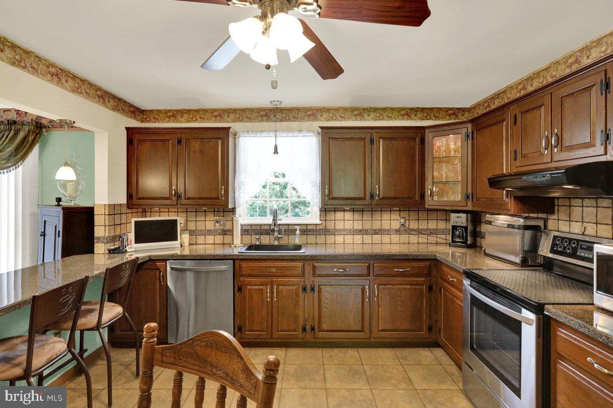 565 Shelbourne Road photo 10