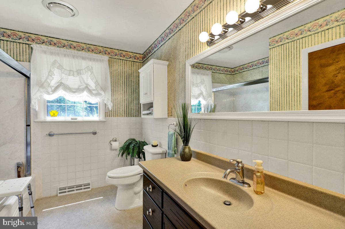 565 Shelbourne Road photo 24